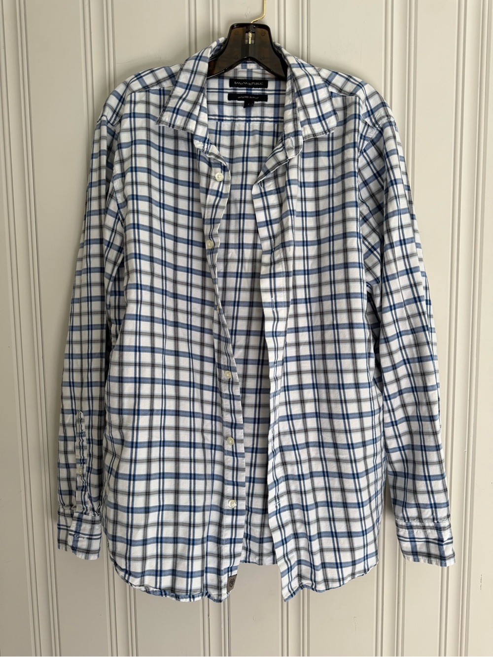Banana Republic White and Blue Plaid Casual Button-Down Shirt: Untucked Slim Fit